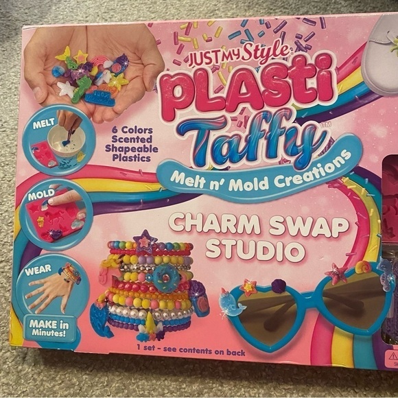 Plasti Taffy Melt n’ Mold Creations Charm Swap Studio NEW Craft - Picture 4 of 6